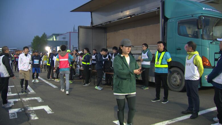 14日午前3時過ぎの釧路空港にランナーが続々