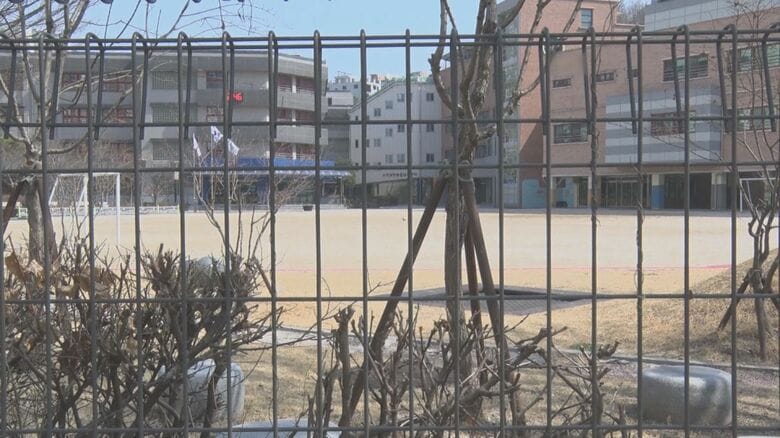 校舎から子どもたちの声は聞こえるが、校庭に児童の姿はなかった