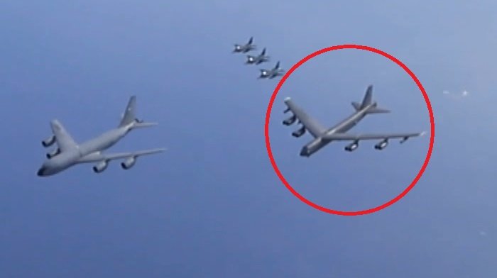 日米共同訓練に参加した米空軍B-52H戦略爆撃機（赤丸）（2023年7月13日・提供：防衛省）