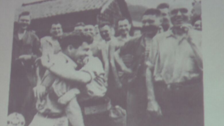 捕虜のアメリカ兵と住民ら