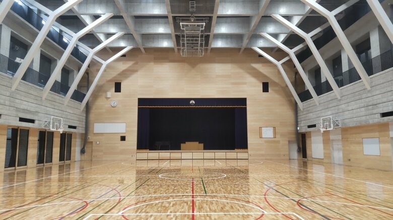 地下2階から地上2階までの吹き抜け構造となっている体育館