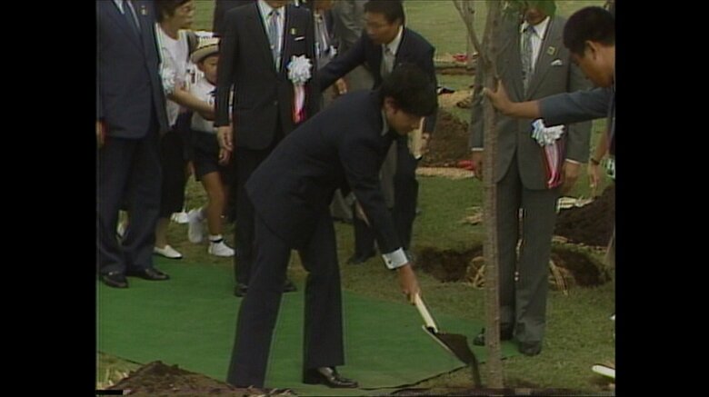 　　　　　　　　　　昭和61年（1986年） 北海道・札幌市で開催された「全国都市緑化祭」　　　　　　　　　　　　　　　　　　　　　　　ヤエザクラを植樹される陛下（当時の浩宮さま）