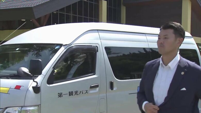 「岳岱大ブナ」視察へ向かう西村環境相を乗せた車