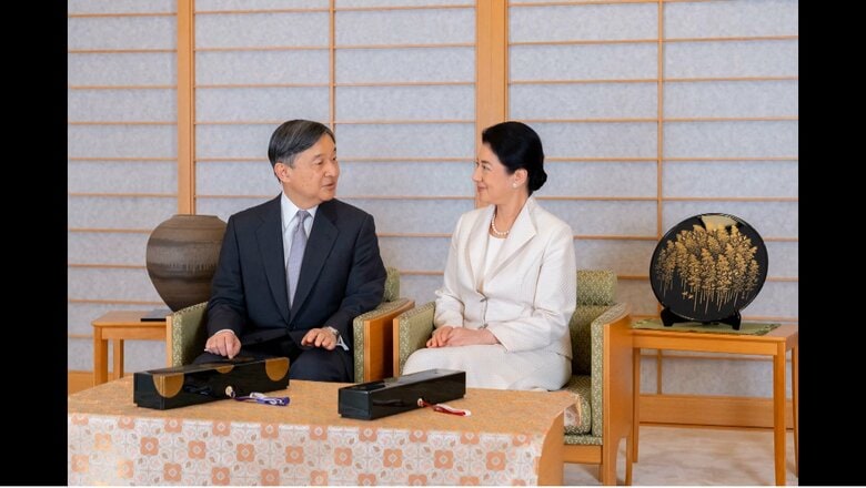 懐紙箱とお盆は輪島塗で壺は珠洲焼　宮内庁提供