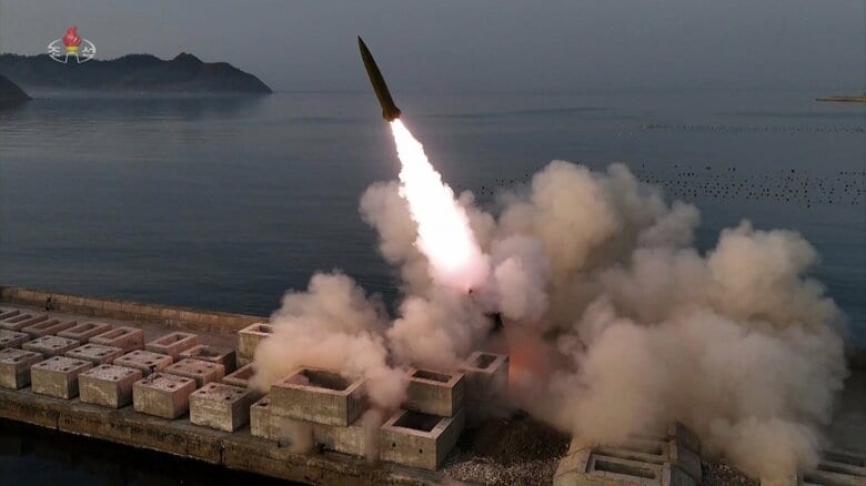 クラスター弾頭を装着した火星-11ラ弾道ミサイル発射試験（4月20日）