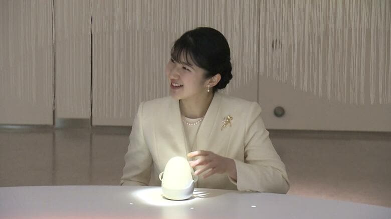 電力館で卵型のデバイスを使われる愛子さま