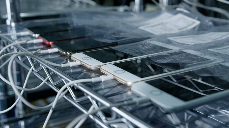 ※端末の検査を実施するため事前に充電をしている様子（画像提供：株式会社Belong/中古スマホ販売「にこスマ」）