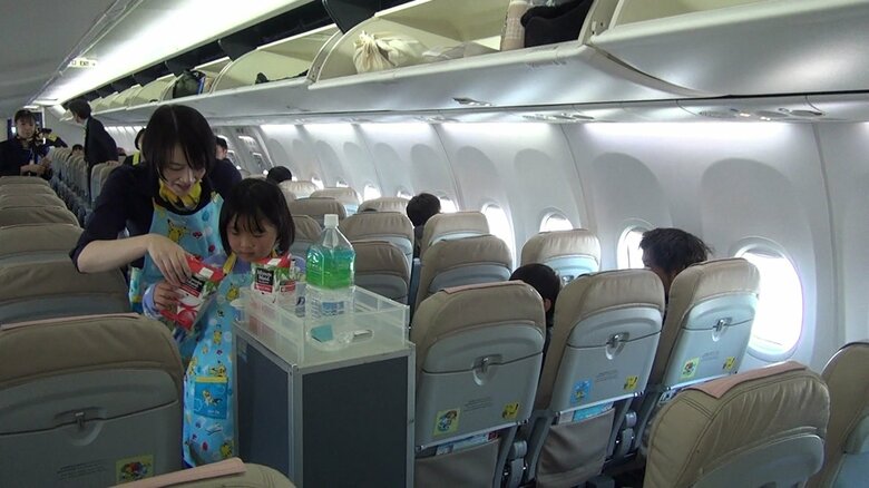 笑顔でフライトアテンダントになりきった！