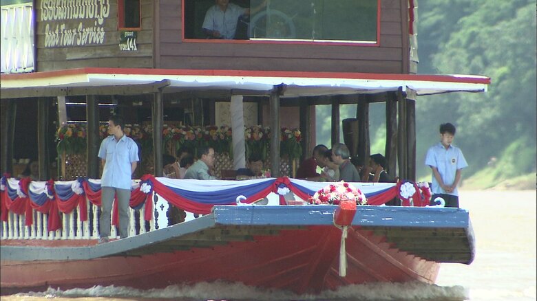 船に乗りでメコン川を視察される皇太子さま