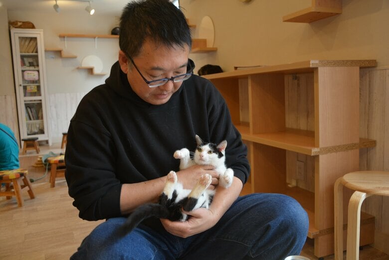 「保護猫カフェねこかつ」代表の梅田達也さん
