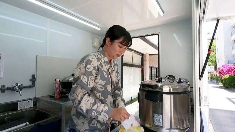 開業初日を迎える愛香さん（当時25歳）