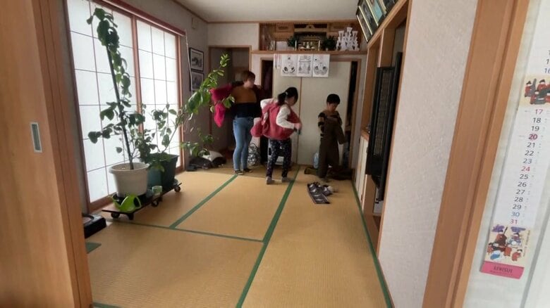 逃げる準備をする智桜さんと弟・さとるくん