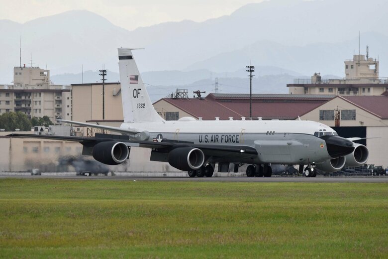 着陸するコブラボール（横田基地 24日 撮影：中曽根 彰氏）