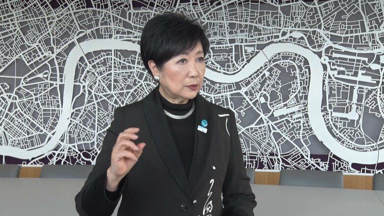 ぶら下がり取材に応じる小池知事（3日 ロンドン）