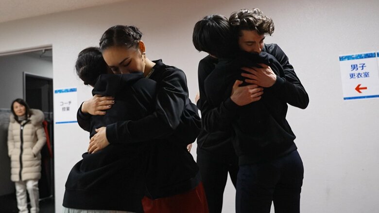 優勝した小松原美里・尊組とハグするあずしん（2023年全日本）