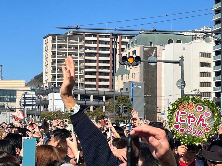2人の姿に沿道の盛り上がりは最高潮に