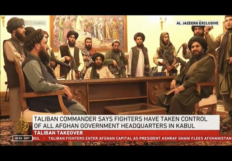 大統領宮殿を占拠したタリバン兵 中東の衛星テレビ局アルジャジーラが2021年8月15日生中継で報じた
