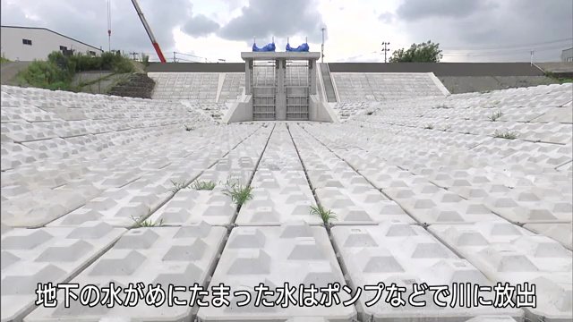 福島県郡山市　阿武隈川沿いに建設中の大規模な水門