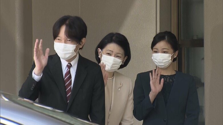 秋篠宮邸で見送られる眞子さん結婚の日の秋篠宮ご夫妻と佳子さま