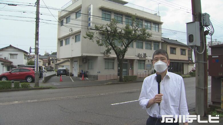 リポートする稲垣アナウンサー