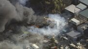 工場が激しく炎上する火事で周辺の林にも燃え広がる…けが人や逃げ遅れは確認されず　神奈川・綾瀬市
