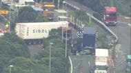 コンテナ積んだトレーラー3台が衝突　1台は中央分離帯に突っ込む　運転手ら2人がケガ　現場は臨海トンネル近く　大田区