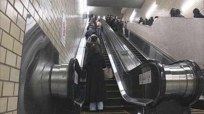 エスカレーターで「歩かないで」AIで歩行者に呼びかける実証実験「100%私に言っているとわかる」との声も