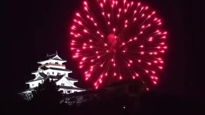 唐津城そばで還暦祝う60発の赤い花火 「12月5日恒例に」【佐賀県唐津市】