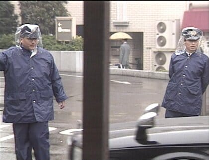 長官が手術を受けている病院の周辺には警備のため多くの警察官が駆けつけた 1995年3月30日