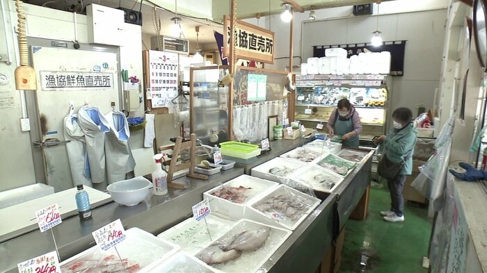 県漁協金浦物産センター（秋田・にかほ市）の売り場