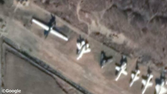 北朝鮮平安南道で撮影された米軍の装備の模型と類推されるもの(左から:RQ-4グローバルホーク無人偵察機の実大模型?、F-35ステルス戦闘機の実大模型?、F-117Aナイトホーク・ステルス攻撃機の実大模型?、標的機など)(2020年10月 協力:Tarao Goo)