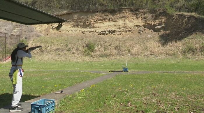 クレー射撃の練習をする鈴木選手