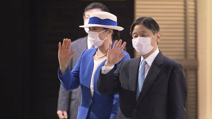 神戸空港で手を振って応えられる両陛下