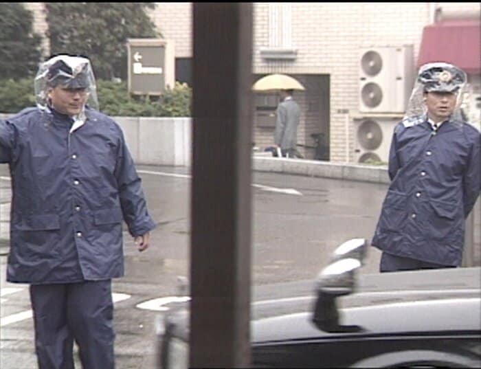 長官が手術を受けている病院の周辺には警備のため多くの警察官が駆けつけた 1995年3月30日