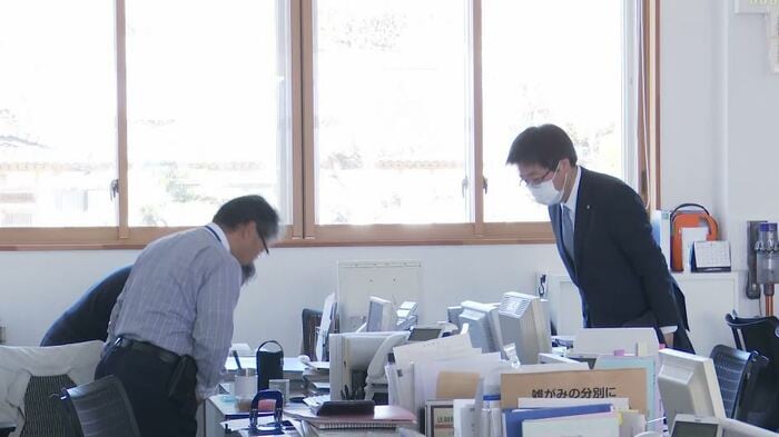 各部署を回り職員に1カ月間の不在をおわび