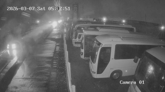 杉林容疑者が運転していたとみられる乗用車が水しぶきを大きく上げて走り抜ける（画面左）