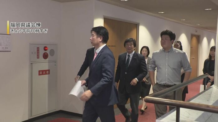 議長室へ向かう超党派の県議たち(10月14日)
