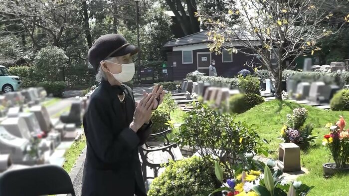 89歳で亡くなった妹の遺骨を埋葬に来た94歳の女性「ゆっくりお休みなさい。桜の木の真下です」