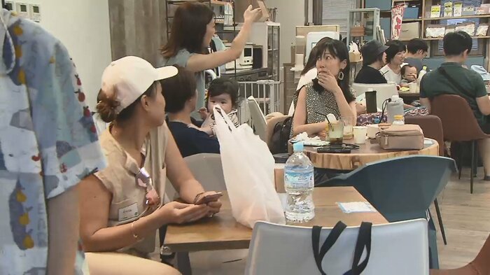 子どもを見守りながら大人がくつろげるカフェスペース