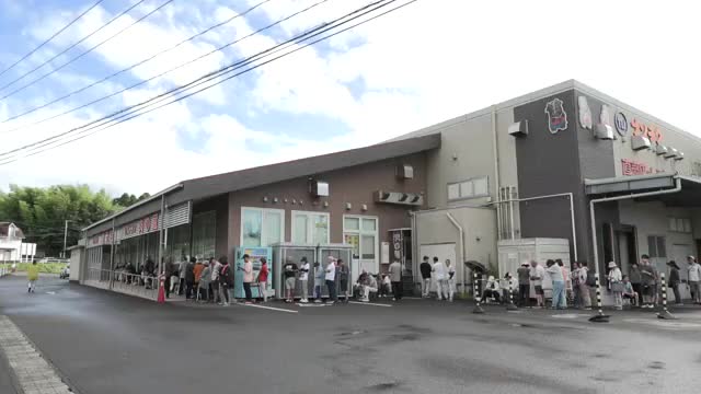 午前8時の直売所 既に長蛇の列!