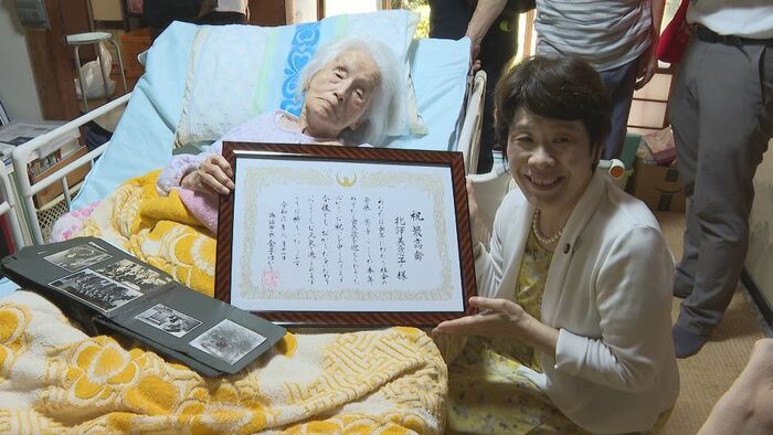 左 北沢美意子さん(106) 右 諏訪市・金子ゆかり市長: