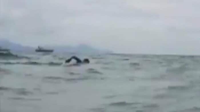 海で競泳のトレーニングをするイロ選手
