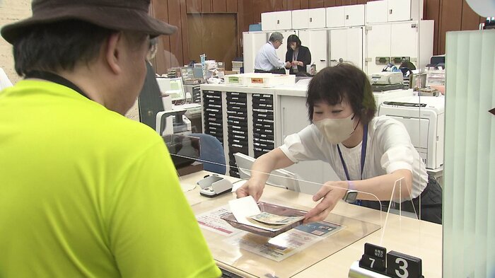 銀行の窓口には新紙幣を手に入れたい人が訪れた