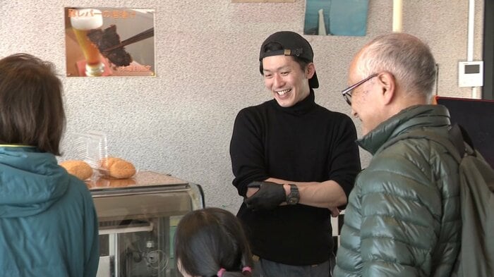 精肉店で接客する福島智哉さん（42）