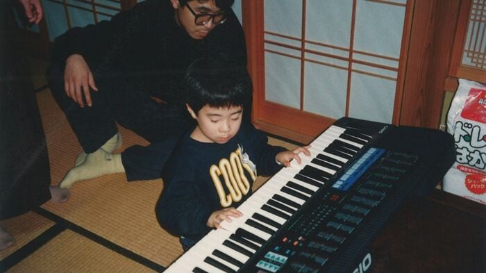 電子ピアノを弾く誠人さん