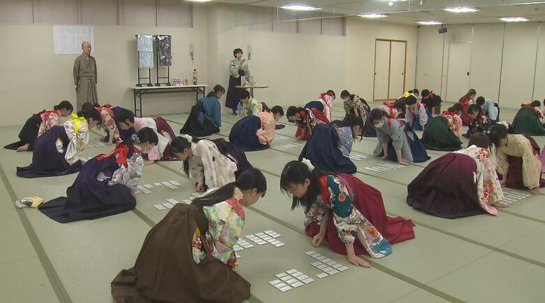 「気持ちが引き締まります」　はかま姿で参加の「競技かるた大会」　小学生から大学生までが百人一首に挑む　賞品は着物や帯｜FNNプライムオンライン