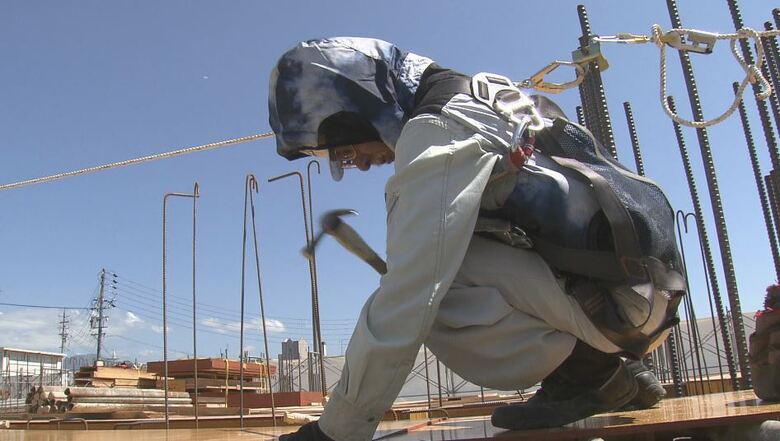記録的な暑さ…建設工事の現場では「熱中症対策」を徹底　空調付きの服を身に着け、こまめに水分補給｜FNNプライムオンライン