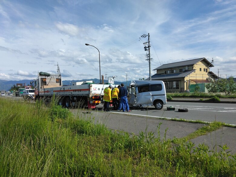 停車中の大型トラックに軽乗用車が衝突　80代男女を搬送　女性は心肺停止状態　国道トンネル近くの交差点付近｜FNNプライムオンライン