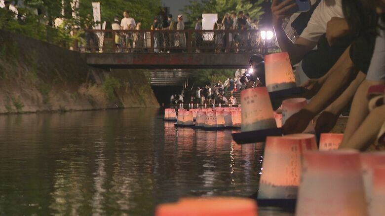 長岡空襲から80年　多くの人が亡くなった柿川で平和への願い込め灯籠流し　「けんかも口が悪いのもなくなってほしい」【新潟・長岡市】｜FNNプライムオンライン