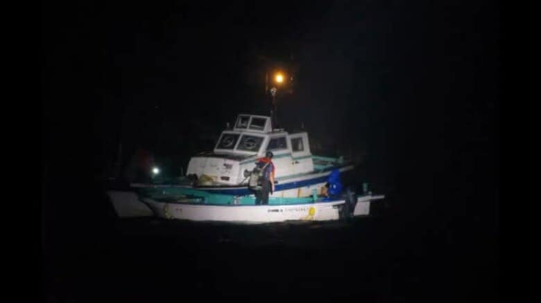 雨で視界悪く灯台見えず…宇和島沖の無人島に漁船乗り揚げ　乗船の３人救助されケガなし【愛媛】｜FNNプライムオンライン